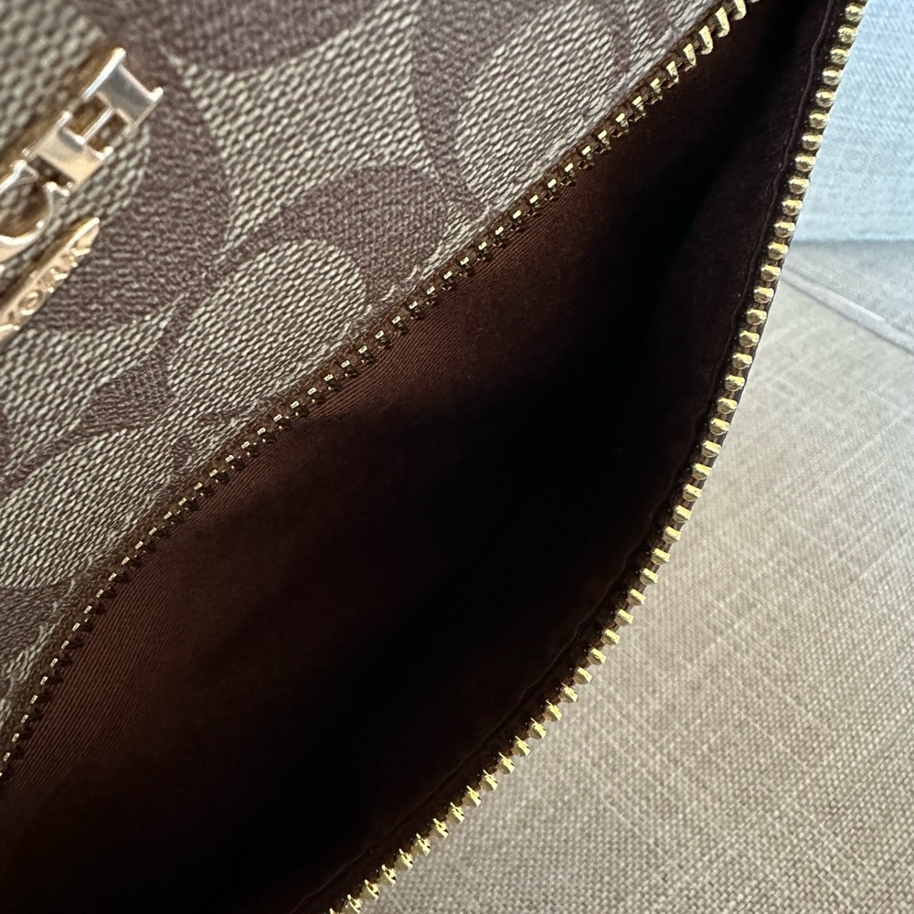Coach gallery tote in signature canvas - Picture 6 of 13
